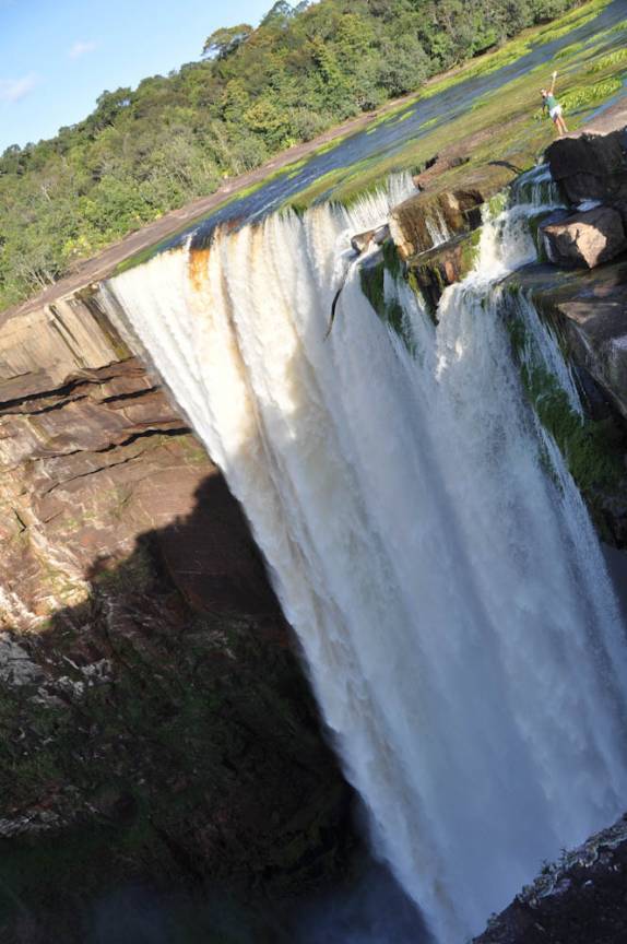 Observando de perto Kaiteur Falls, na Guiana